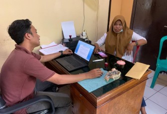 Rizky Anggun saat mendatangi Polsek Pino Polda Bengkulu, Sabtu (29/1/2022) 