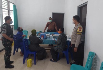 Kapolsek Sukorejo, AKP Sugeng, turun langsung pantau jalannya giat Vaksinasi