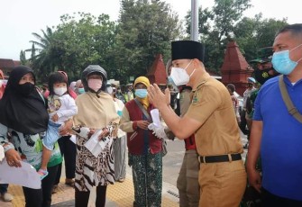 Bupati Trenggalek, Mochammad Nur Arifin, saat meninjau operasi pasar bersama jajaran forkopimda, Senin (31/1/2022) (Foto : Hardi Rangga, klikwarta.com)