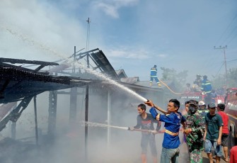 Babinsa ikut serta padamkan kebakaran
