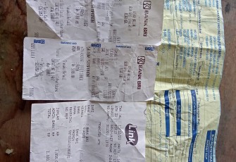 Sejumlah bukti transfer uang dari keluarga Deni kepada Paimin