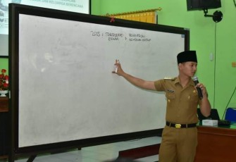Bupati Trenggalek, Mochamad Nur Arifin, saat mempertajam program Dinkes PPKB TA 2023, Rabu (2/2/2022) (Foto : Hardi Rangga, klikwarta.com).