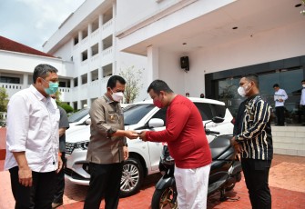 Penyerahan kendaraan operasional oleh Gubernur Kepri