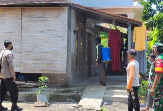 Penyemprotan cairan disinfektan di pemukiman warga, oleh Forkopimcam Pageruyung