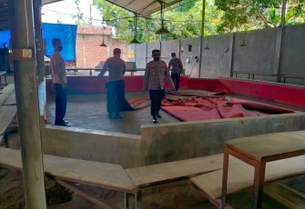 Kapolsek Kalangbret, AKP Puji Hartanto, S.Pd, saat di lokasi yang biasa digunakan arena judi sabung ayam