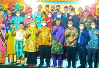 Foto bersama Gubernur Kepri dan Mahasiswa 