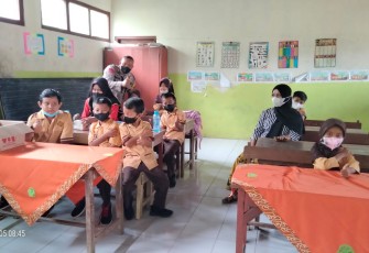 Kapolsek Kangkung saat menghadiri vaksinasi dosis dua bagi anak usia 6-11 tahun, di SD Negeri 02 Kadilangu