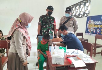 Vaksinasi anak di Puskesmas Rabambang, Desa Mangkawuk, Kecamatan Rungan Barat, Gunung Mas