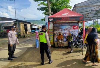 Anggota Polsek Campurdarat Polres Tulungagung, saat Pamor Keris di gunung Budeg  