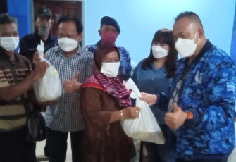 Ketua LO DPD Demokrat Jatim demisioner, dr Agung Mulyono, saat melayani masyarakat