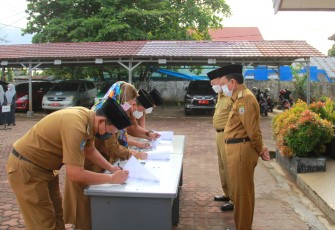 Penandatanganan Perjanjian Kinerja Pejabat Administrator Dinas PMD Provinsi Bengkulu, Senin (7/2/2022)