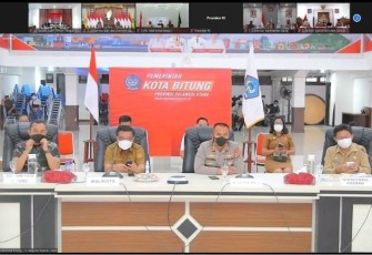 Wali Kota Bitung dan Dandim 1310/Bitung saat mendengarkan arahan Presiden RI