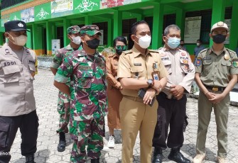 Danramil 1016-01 Pahandut Mayor Inf Rudiyanto, didampingi anggota saat menyambangi Siswa-Siswi SMPN 2 Palangka Raya