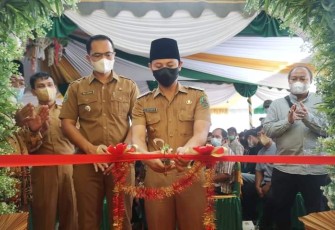 Bupati Trenggalek, Mochamad Nur Arifin, saat meresmikan KSU Sumber Makmur Kecamatan Panggul, Selasa (8/2/2022) (Foto : Hardi Rangga, klikwarta.com).