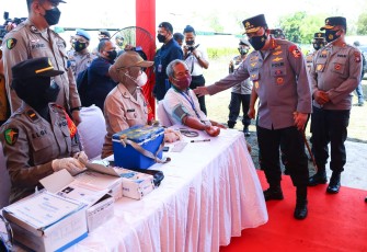 Kapolri Jenderal Listyo Sigit Prabowo, saat meninjau kegiatan akselerasi vaksinasi serentak di seluruh Indonesia dengan hadir secara langsung di Bintan, Kepulauan Riau, Rabu (9/2/2022)