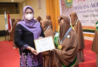 Penyerahan sertifikat wisuda tahfiz Al-Qura'n kepada para Santri, oleh Ketua TP PKK Kepri