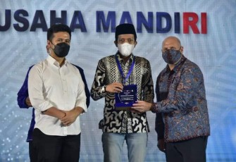 Wakil Bupati Trenggalek, Syah Muhamad Natanegara, saat menerima penghargaan Program JAPRI  dari USAID​​​​​​, di Grand Ballroom, Mercure Hotel Grand Mirama, Surabaya, Rabu (9/2/2022) (Foto: Hardi Rangga, klikwarta.com).