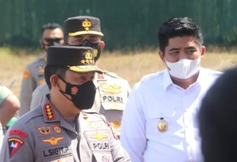 Plt Bupati Bintan, Roby Kurniawan, saat mendampingi Kapolri beserta rombongan 