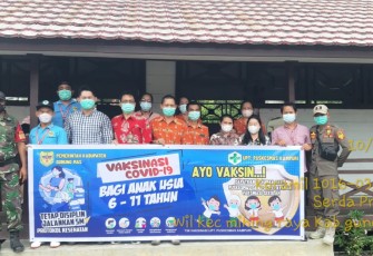 Babinsa Koramil 1016-03/Sepang, Serda Pransiska, kawal vaksinasi siswa - siswi SDN 2 Kampuri