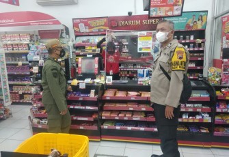 Bhabinkamtibmas Pegandon, saat melakukan sosialisasi ke masyarakat