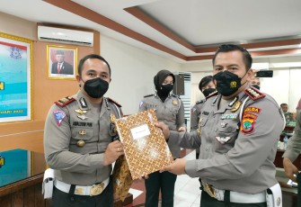 Kasat Lantas Polres Bitung, saat menerima penghargaan dari Ditlantas Polda Sulut