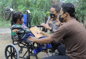 Baksos Polres Klaten di Bayat, beri santunan dan kursi roda kepada tiga penyandang disabilitas