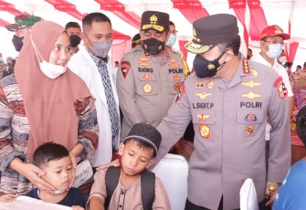 Kapolri Jenderal Listyo Sigit Prabowo, saat meninjau pelaksanaan vaksinasi di RS Mandalika, Pujut, Lombok Tengah, NTB