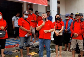 Ketua DPRD Jatim turun langsung bersama kader PDI-P Lamongan lakukan pengurukan genangan air di jalan Desa Ketapangtelu 