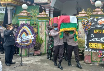 Pemberangkatan jenazah AIPTU Aries Widyayanto menuju TPU Desa Salakkembang 