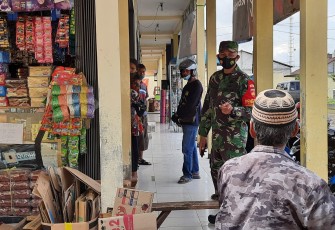 Blusukan Ke Pasar   Babinsa Ingatkan Prokes