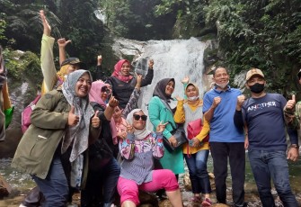 Wabup Pasaman beserta rombongan saat mengunjungi sekaligus menikmati keindahan Air terjun Cighocai