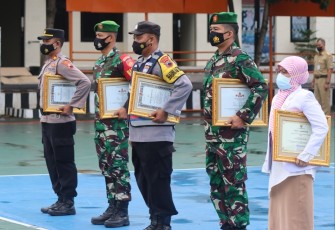 Penyerahan penghargaan dedikasi kepada  Bhabinkamtibmas, Babinsa dan Nakes di Kabupaten  Karanganyar