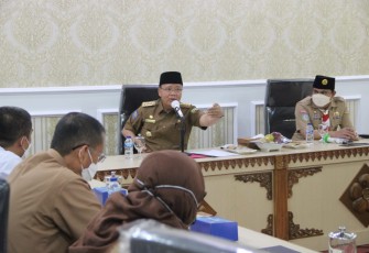 Gubernur Rohidin saat memimpin Rapat Pembahasan Progres Penataan Kawasan Wisata DDTS Bengkulu