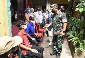 Pangdam Jaya, Mayjen TNI Untung Budiharto, saat meninjau vaksinasi bagi masyarakat lanjut usia 