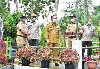 Penjabat Sekda Kabupaten Trenggalek, Dr. Andriyanto, SH., M.Kes, saat mengunjungi Desa wisata pertanian terpadu, Desa Gading, Selasa (15/2/2022) (Foto : Hardi Rangga, klikwarta.com)