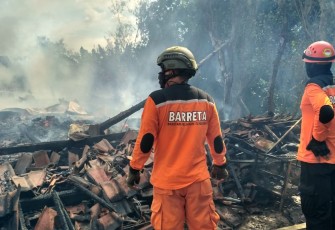 Proses pemadaman dibantu relawan