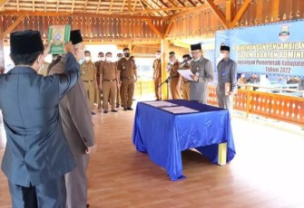 Pelantikan Empat pejabat Administrator Pemkab Pesibar, di Aula Lamban Apung, Kecamatan Pesisir Tengah