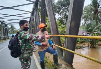 Antisipasi banjir, babinsa pantau aliran sungai