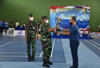 Penyerahan hadiah kejuaraan bulutangkis Kasal Cup 2022