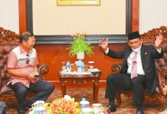 Gubernur Ansar, saat beraudiensi dengan Ketua Persatuan Umat Buddha Indonesia (Permabudhi) Kepri