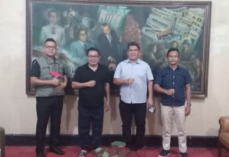 Sandi Nayoan dan pengurus SMSI Pusat, usai diskusi terkait isu hukum dalam dunia jurnalistik dan kebhinekaan di Indonesia