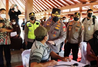 Kapolri meninjau secara langsung pelaksanaan vaksinasi di kawasan Candi Borobudur, Magelang, Jawa Tengah