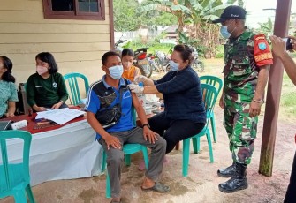 vaksinasi massal di halaman Koramil Kahut, Kabupaten Gunung Mas, Palangka Raya