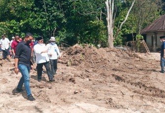 Bupati Pasaman saat meninjau lokasi banjir di Jorong Lundar