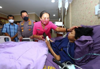 Kapolri beserta istri, Juliati Sigit Prabowo, saat menjenguk Sinta Aulia, di RS Polri, Kramat Jati, Jakarta Timur