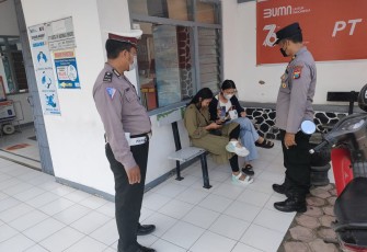 Polsek Ngunut Polres Tulungagung saat menggelar Pamor Keris
