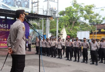 Kapolres Tulungagung, AKBP Handono Subiakto, saat memimpin apel jam pimpinan 