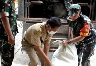 Kodim 0715/Kendal memberikan bantuan beras untuk korban terdampak angin puting beliung di Desa Ngabean, Boja