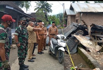 Wakil Bupati Pasaman, Sabar, AS saat meninjau lokasi kebakaran 