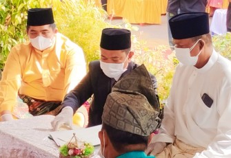 Plt Bupati Bintan, Roby Kurniawan, saat menjadi saksi pernikahan warga Lancang Kuning